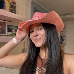 Meet your Posher, Olivia